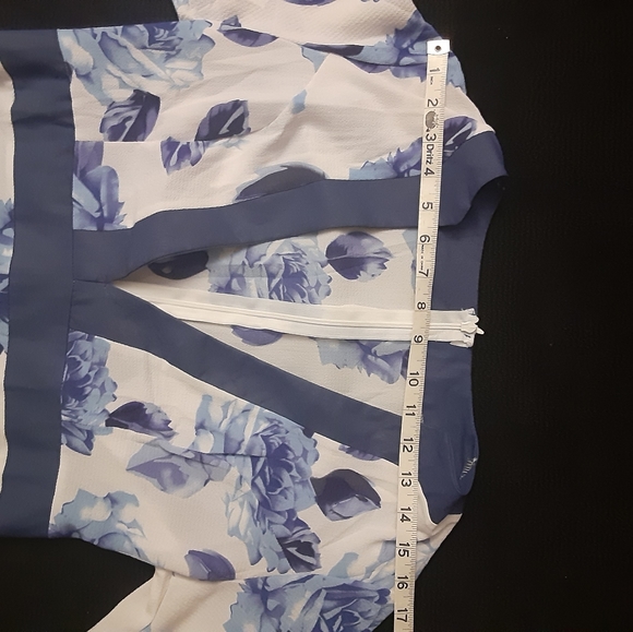 Floral V-neck Maxidress - Picture 4 of 8